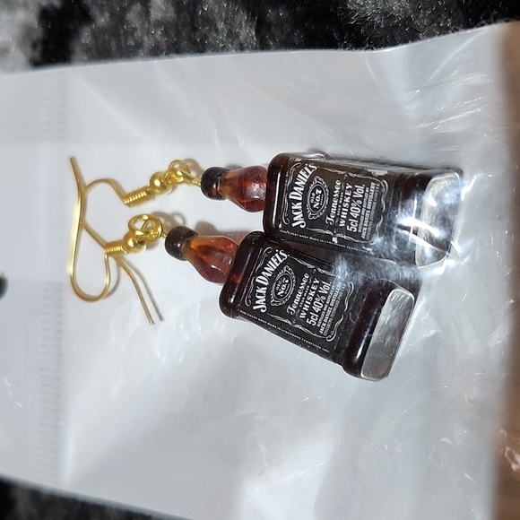 MINI JACK DANIELS WHISKEY BOTTLES DANGLING EARRINGS GIFT BOX PRICE FIRM - Picture 3 of 7